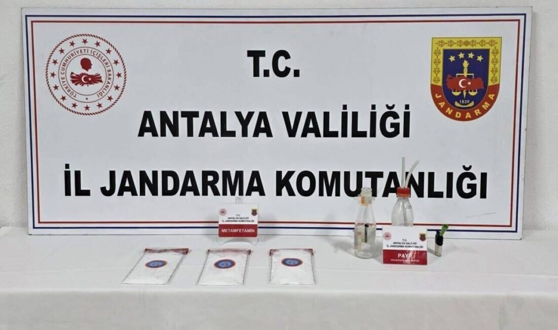 Antalya’nın Döşemealtı ilçesinde jandarma tarafından düzenlenen operasyonda 1 kilo 210