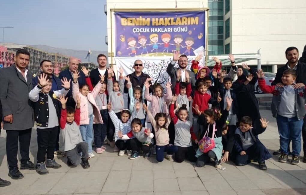 Kahramanmaraş’ta öğrenciler düzenlenen etkinlikle, ’Dünya Çocuk Hakları Günü’nü kutladı. Dulkadiroğlu