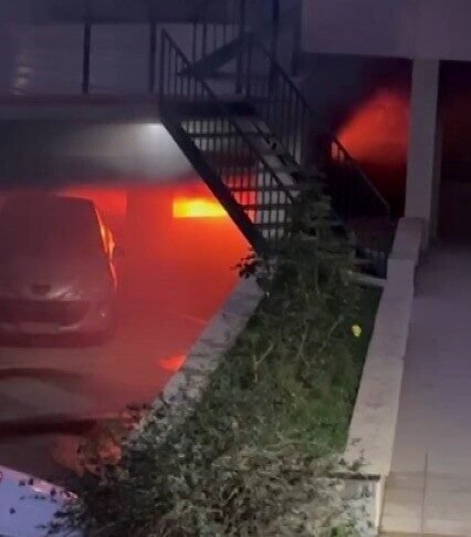 Kahramanmaraş’ta apartmanın otoparkında park halindeki elektrikli otomobil alev alev yandı.