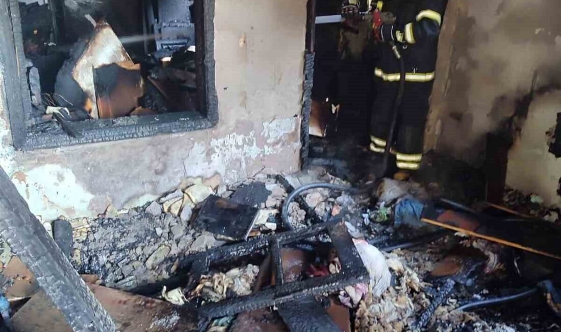 Kahramanmaraş’ta bir evde çıkan yangın itfaiye ekipleri tarafından söndürüldü. Edinilen