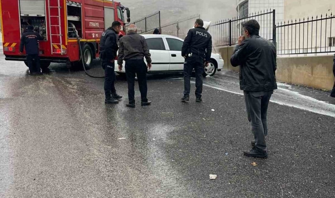 Kahramanmaraş’ta Opel marka otomobilde çıkan yangın, itfaiye ekiplerince büyümeden söndürüldü.