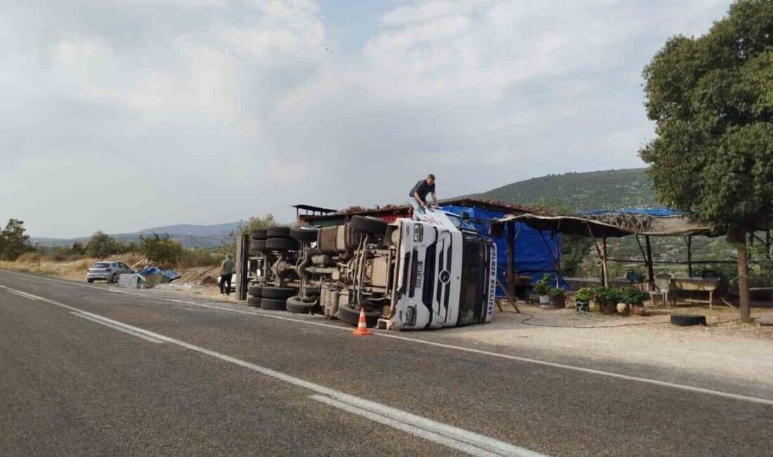 Mersin’in Tarsus ilçesinde kamyon devrildi, sürücü yara almadan kurtuldu. Kaza