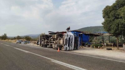 Mersin’in Tarsus ilçesinde kamyon devrildi, sürücü yara almadan kurtuldu. Kaza