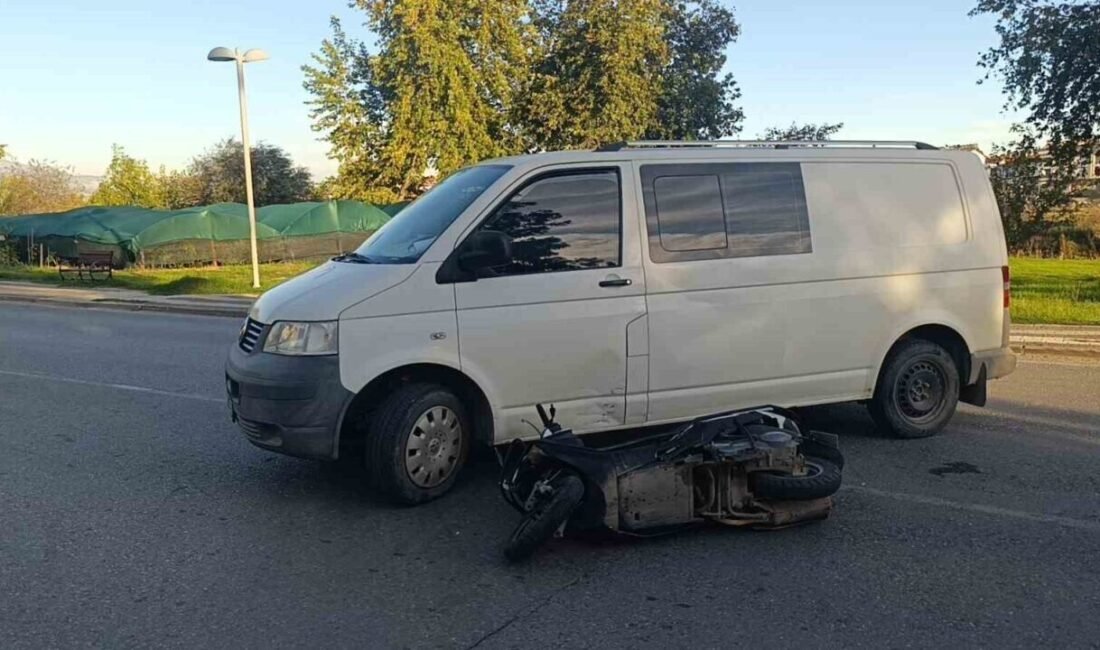 Antalya’nın Manavgat ilçesinde dikkatsiz bir şekilde dönüş yapan kamyonet ile