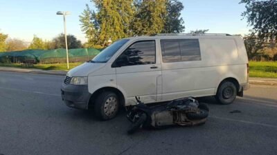 Antalya’nın Manavgat ilçesinde dikkatsiz bir şekilde dönüş yapan kamyonet ile