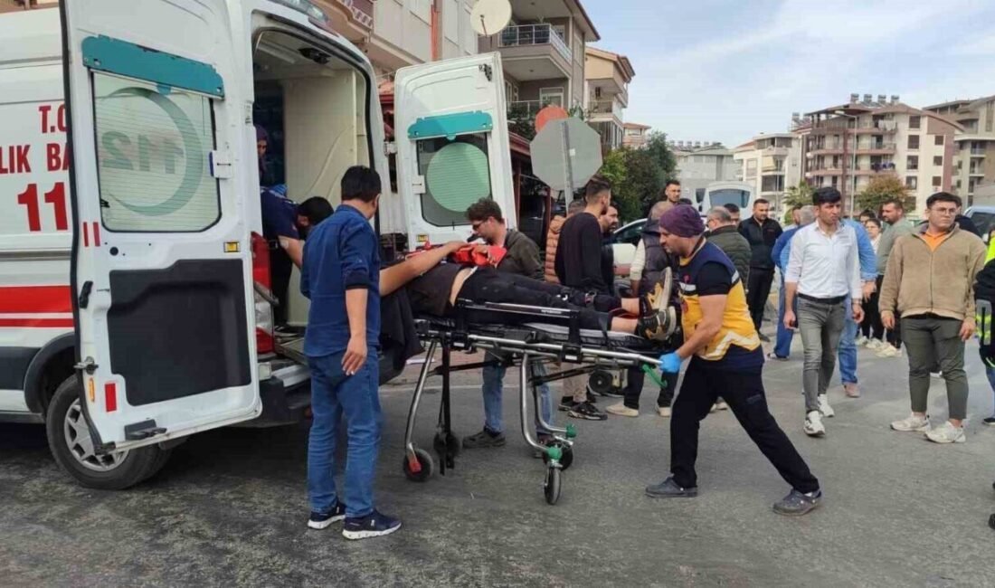 Antalya’nın Manavgat ilçesinde kamyonet ile motorlu bisikletin çarpışması sonucu meydana