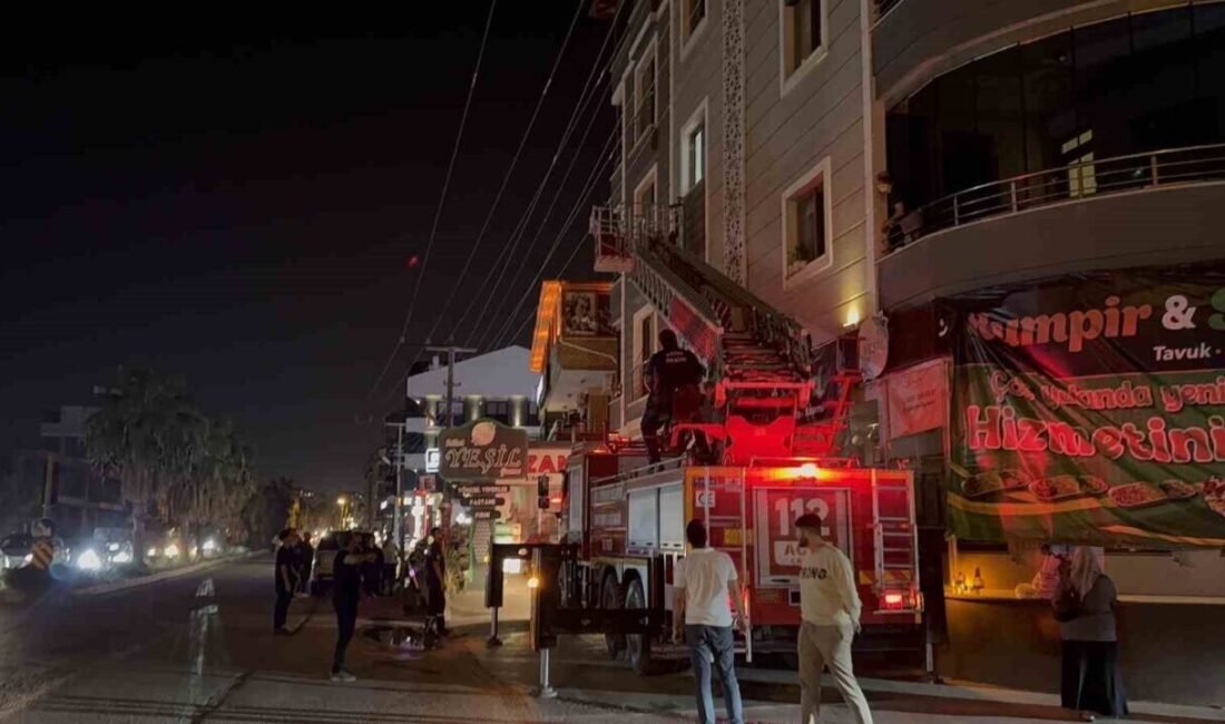 Hatay’da evde mahsur kalan 1 yaşındaki bebek, itfaiye ekiplerinin zamanla