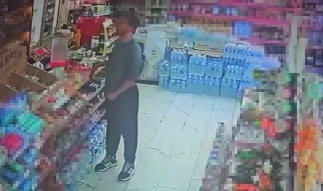 Adana’da bir marketin kasasından cep telefonu hırsızlığı güvenlik kamerasına saniye