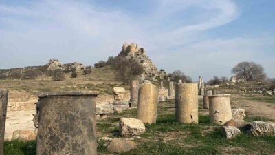 Osmaniye’deki Kastabala Antik Kenti’nde yürütülen kazı çalışmalarında tiyatro alanında yeni