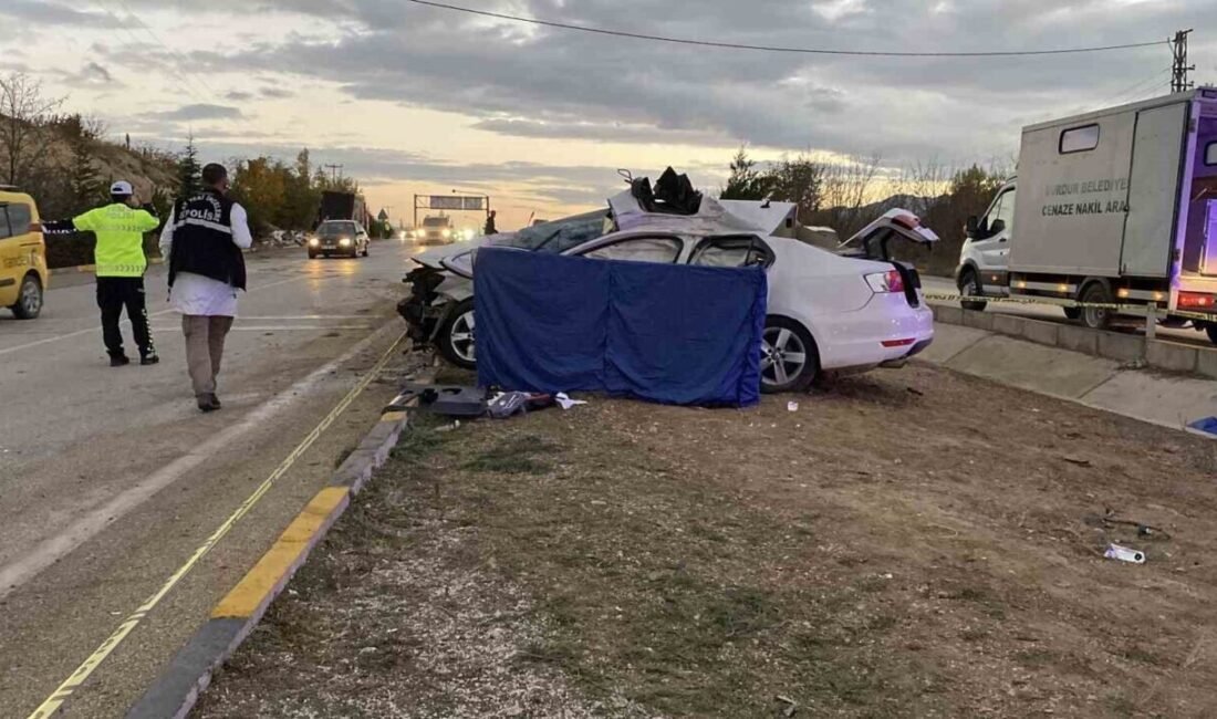 Burdur’da kavşağa aşırı hızlı giren tırın otomobile çarpması sonucu meydana
