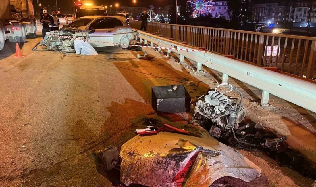 Hatay’da bariyerlere çarparak hurdaya dönen ve motoru yolun ortasına fırlayan