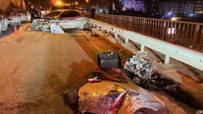 Hatay’da bariyerlere çarparak hurdaya dönen ve motoru yolun ortasına fırlayan