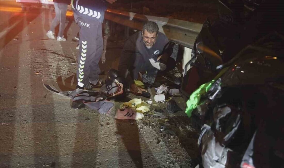 Hatay’ın Defne ilçesinde otomobille çarpışan motosiklet devrilerek bariyerlere çarptı, kazada