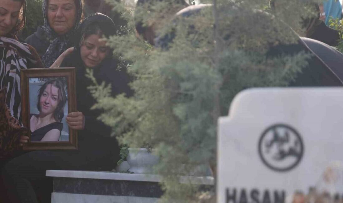 Hatay’ın Defne ilçesinde otomobille çarpışıp bariyerlere çarpan motosiklet sürücüsü yaralanırken