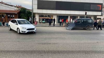 Antalya’nın Serik ilçesinde iki otomobilin çarpışması sonucu 1 kişi yaralandı.