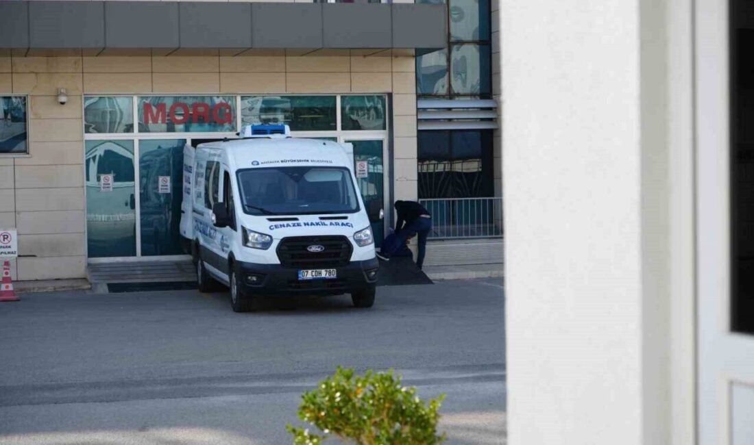 Antalya’nın Serik ilçesinde dün akşam sınıf arkadaşıyla birlikte yolun karşısına