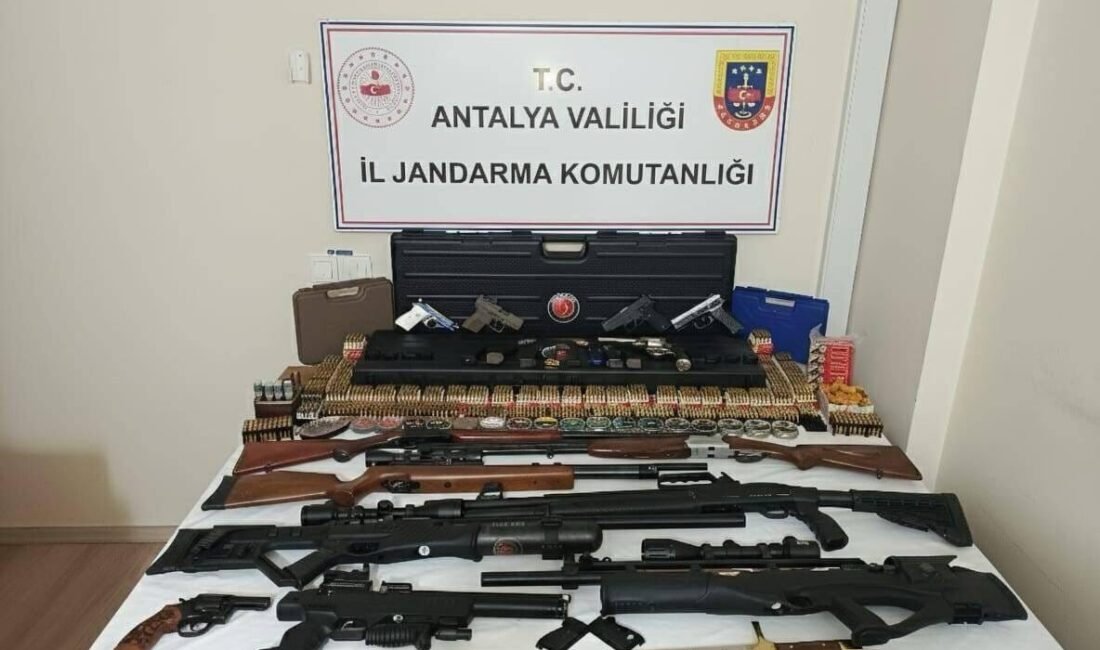 Antalya’nın Kemer ilçesinde bir adrese düzenlenen operasyonda 7 tabanca, 7