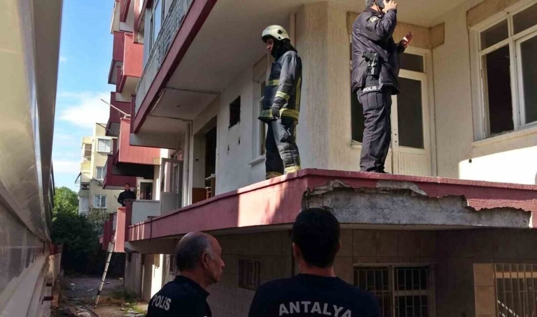 Antalya’da kentsel dönüşüm amacıyla boşaltılan 4 katlı binanın bir dairesinde