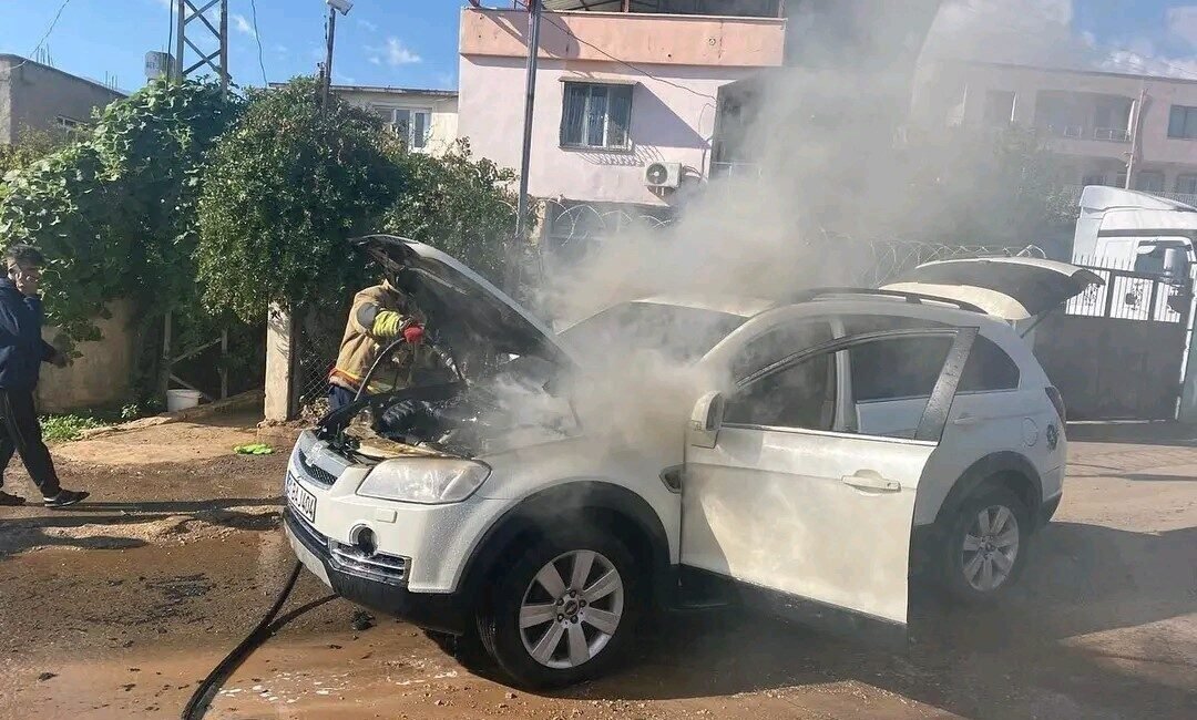 Hatay’da seyir halindeyken motor kısmı yanan cipte hasar oluştu. Yangın,