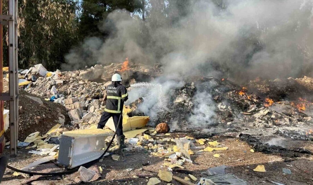 Hatay’ın Kırıkhan ilçesinde hurdalık alanda çıkan yangını, itfaiye ekipleri tarafından