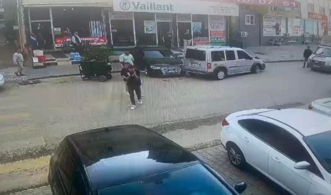 Osmaniye’nin Düziçi ilçesinde kontrolden çıkan bir otomobil, park halindeki başka