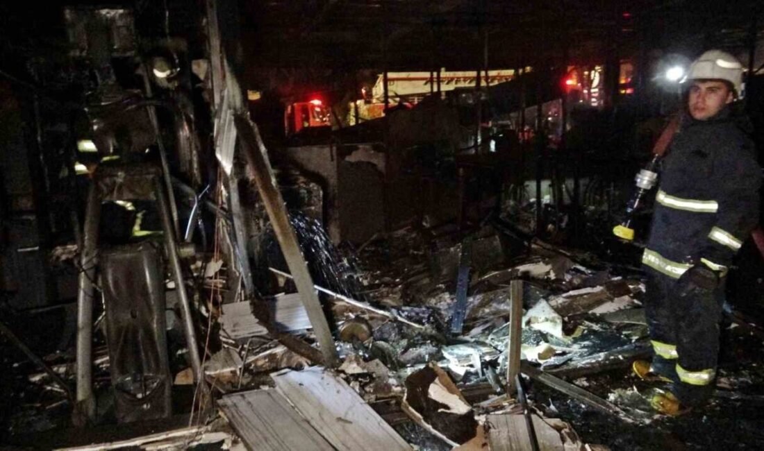 Antalya’nın dünyaca ünlü sahil bandındaki bir kafede yangında işletme küle