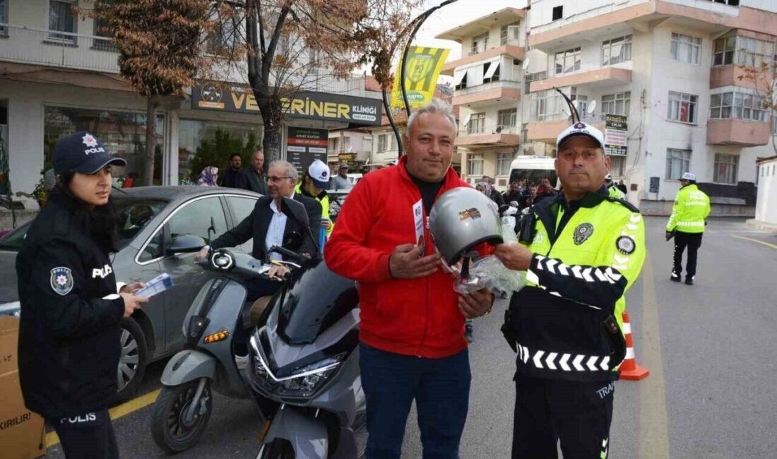 Korkuteli ilçesinde polis ekipleri tarafından motosiklet sürücülerine ücretsiz kask dağıtıldı.