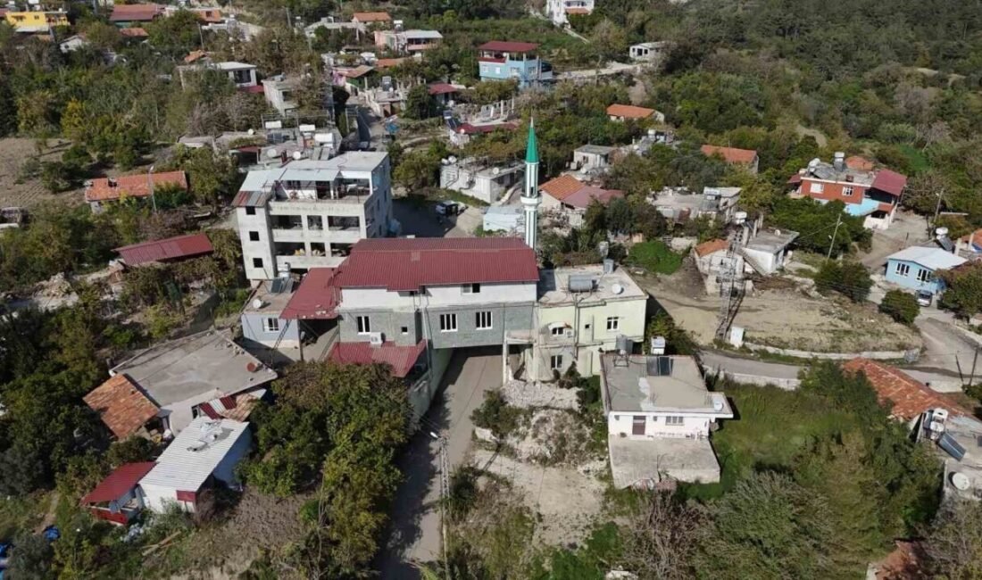 Hatay’da mahallelinin cami için uygun yer bulamaması üzerine 6 metre