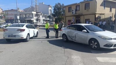 Antalya’nın Manavgat ilçesinde 2 otomobilin çarpışması sonucu meydana gelen kazada