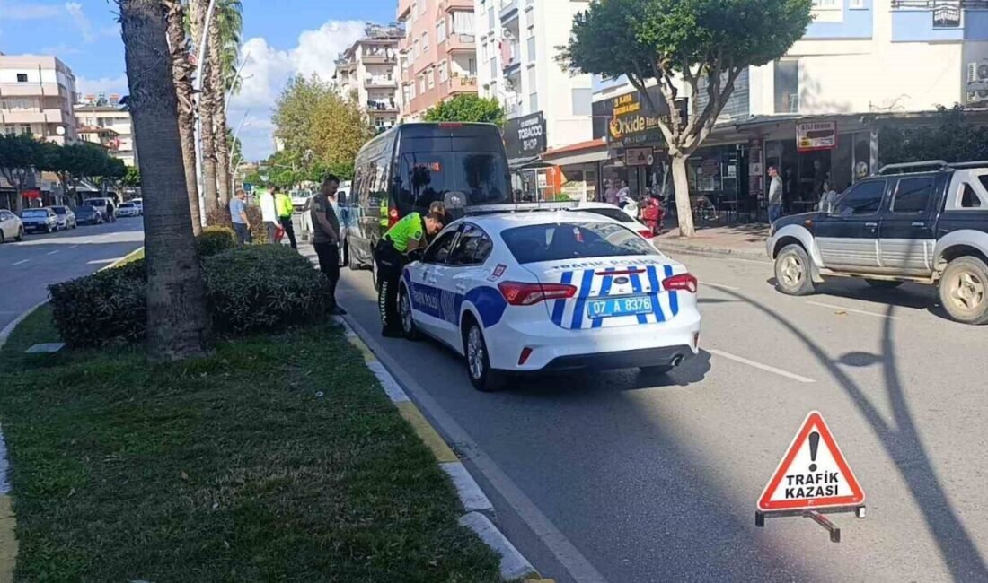 Antalya’nın Manavgat ilçesinde 3 aracın karıştığı zincirleme trafik kazasıda 1