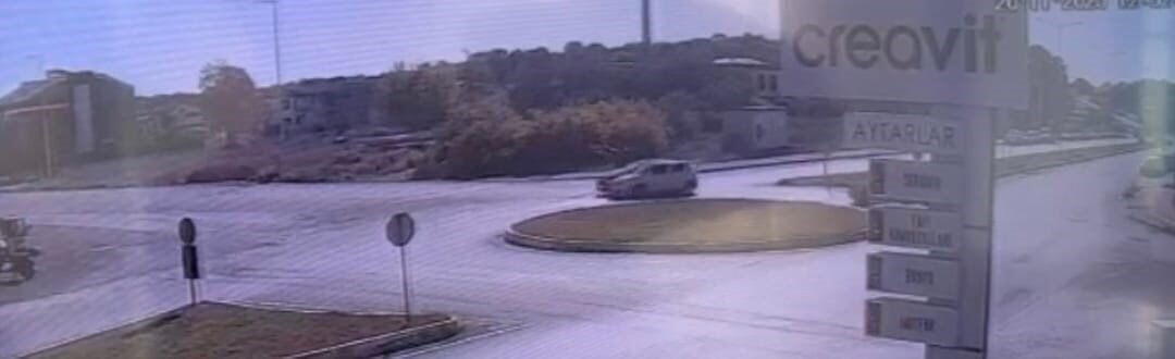 Antalya’nın Manavgat ilçesinde iki otomobilin çarpıştığı ve araçların hurdaya döndüğü