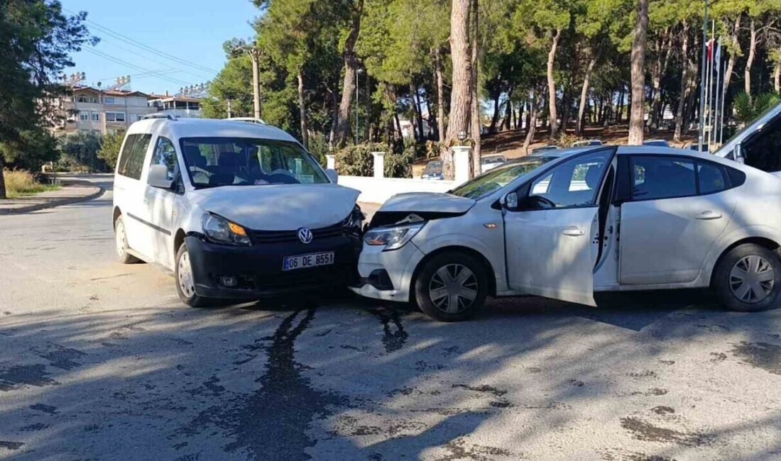 Antalya’nın Manavgat ilçesinde meydana gelen trafik kazasında otomobil ve hafif