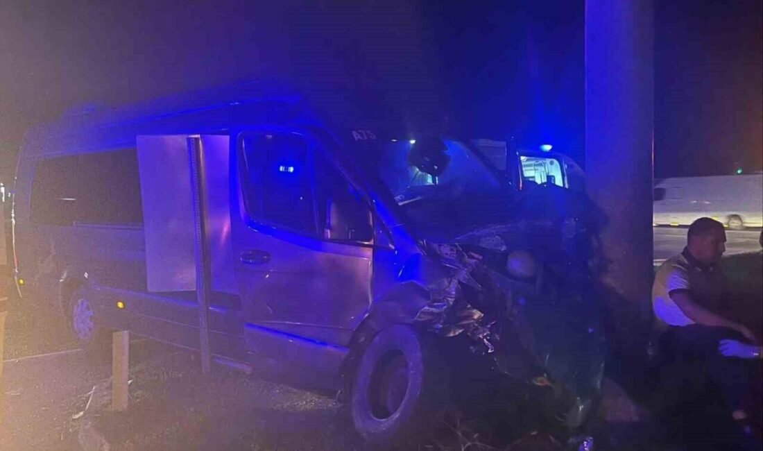 Antalya’nın Manavgat ilçesinde kavşak sisteminde tur aracı ile otomobilin çarpışması