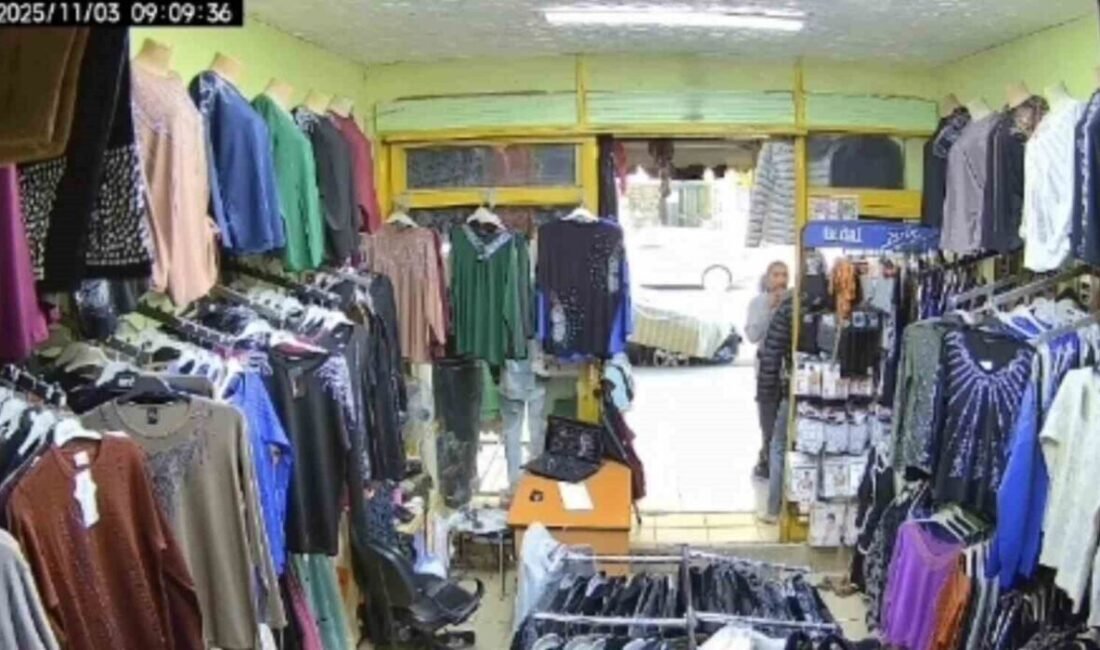 Hatay’da bir iş yerine gelen şahsın mankenin üzerine giydirilmiş olan