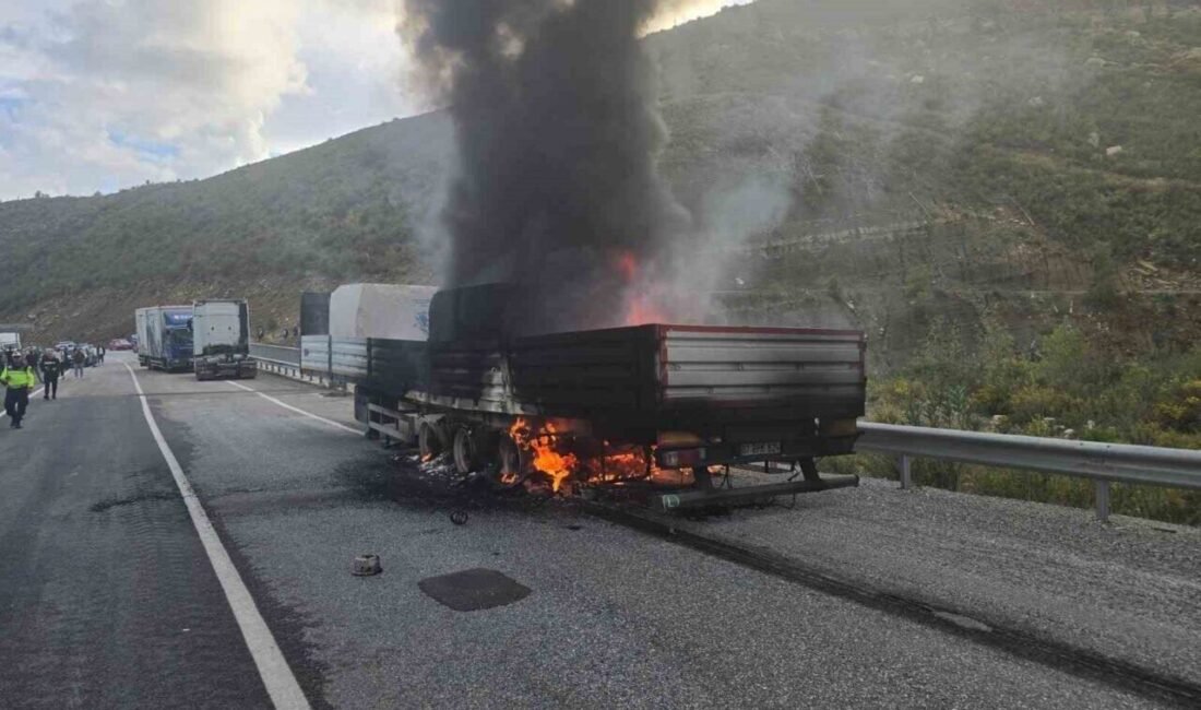 Konya-Antalya D-687 karayolunda mermer yüklü tırın dorsesi, çıkan yangında kullanılamaz