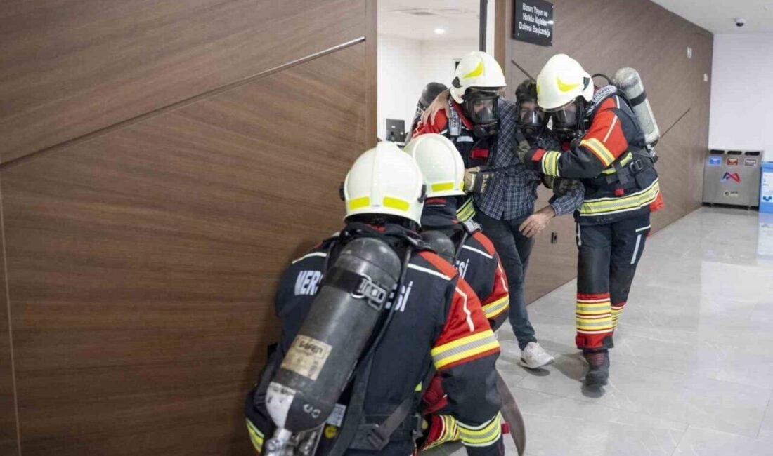 Mersin Büyükşehir Belediyesi Ana Hizmet Binası’nda düzenlenen yangın tatbikatında bina