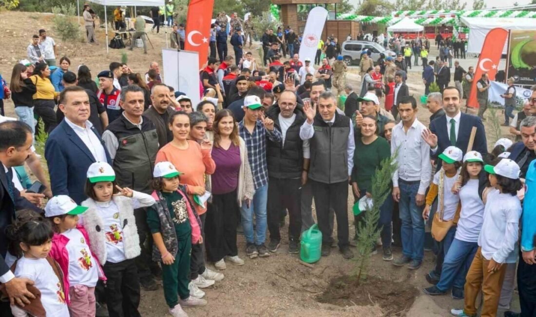Mersin’in merkez Yenişehir ilçesindeki Emirler Millet Ormanında ’Milli Ağaçlandırma Günü’