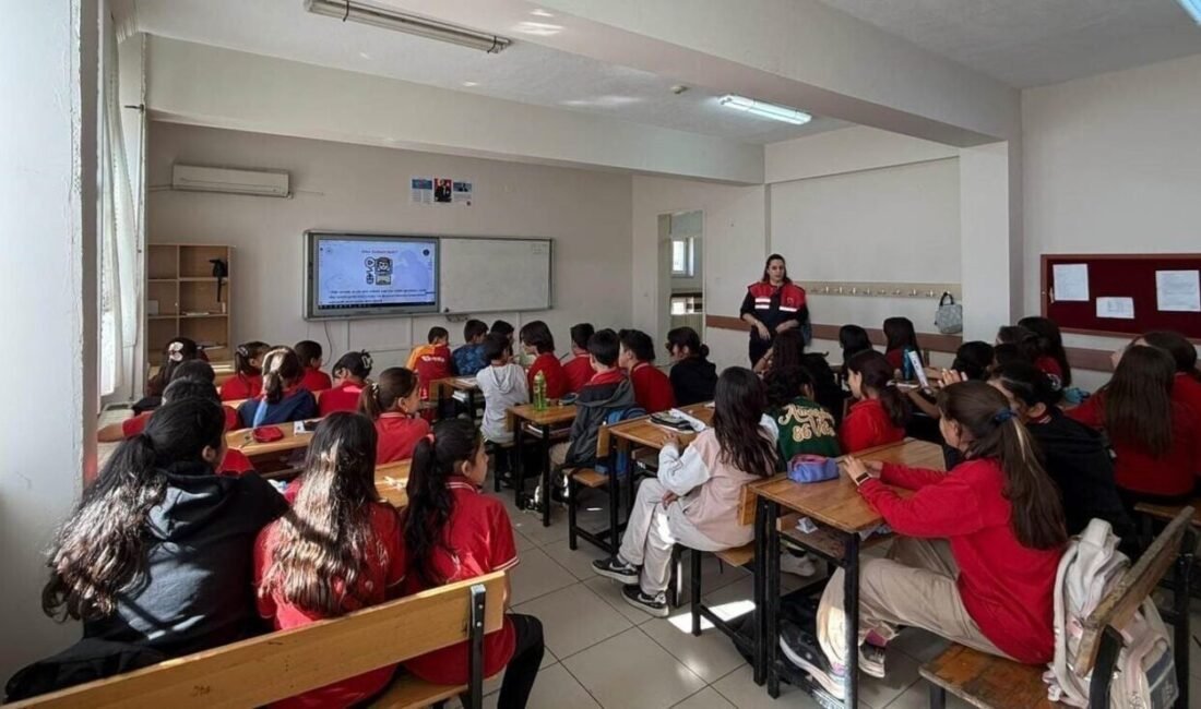 Mersin İl Jandarma Komutanlığı ekipleri, güvenli ve bilinçli internet kullanımını