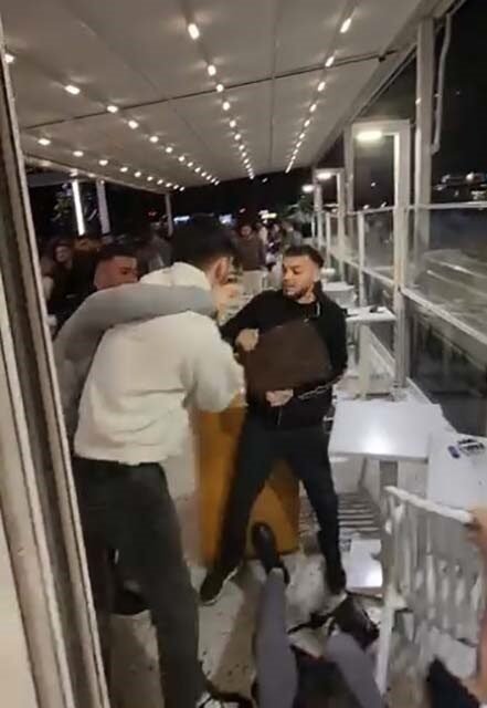 Mersin’de kafede iki grup arasında çıkan kavgada gençler birbirlerine tekme