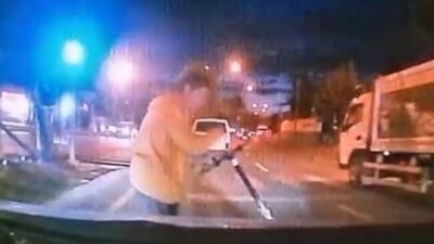 Mersin’de scooter kullanan bir genç, kontrolsüz şekilde yola çıkınca seyir