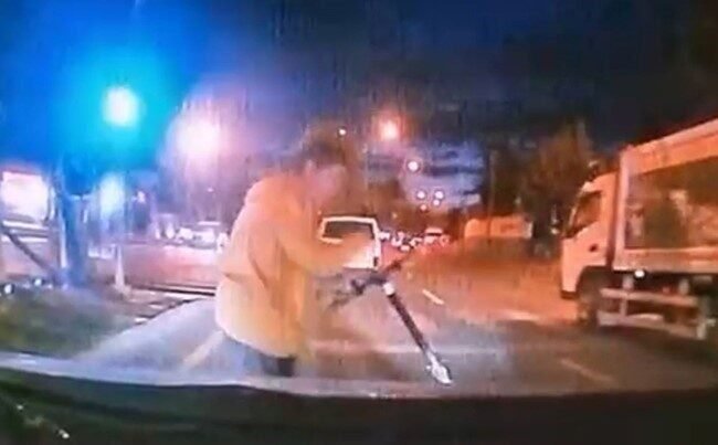 Mersin’de scooter kullanan bir genç, kontrolsüz şekilde yola çıkınca seyir