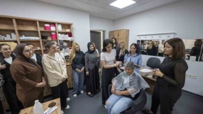 Mersin Büyükşehir Belediyesinin ücretsiz saç renklendirme kursu, yoğun ilgi görerek