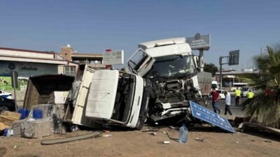 Mersin’in Akdeniz ilçesinde 3 tırın karıştığı zincirleme trafik kazasında 2