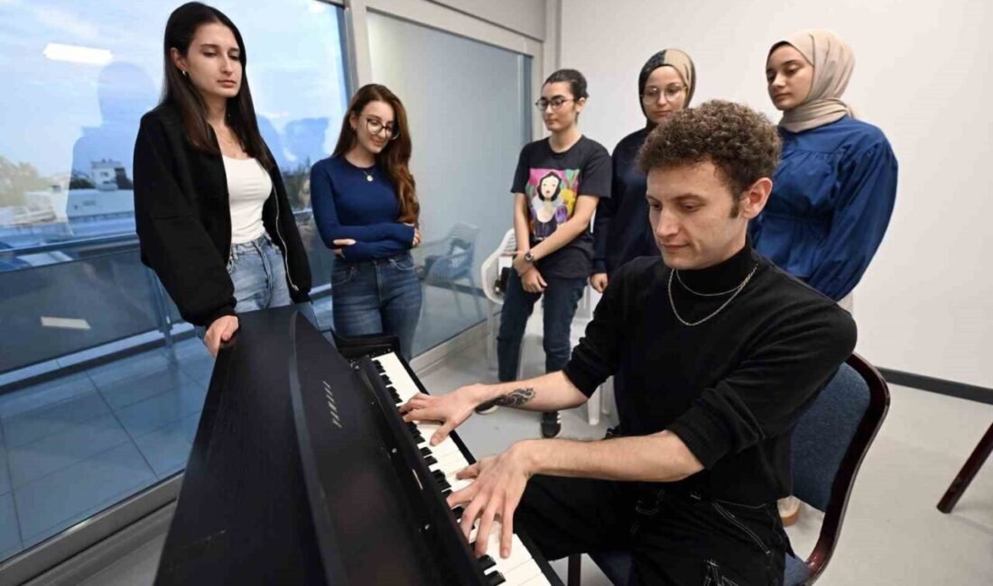 Mersin’de ücretsiz enstrüman kurslarına yoğun ilgi gösteren vatandaşların bağlama, gitar,