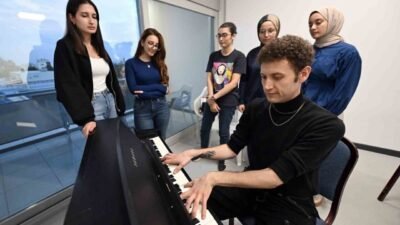 Mersin’de ücretsiz enstrüman kurslarına yoğun ilgi gösteren vatandaşların bağlama, gitar,