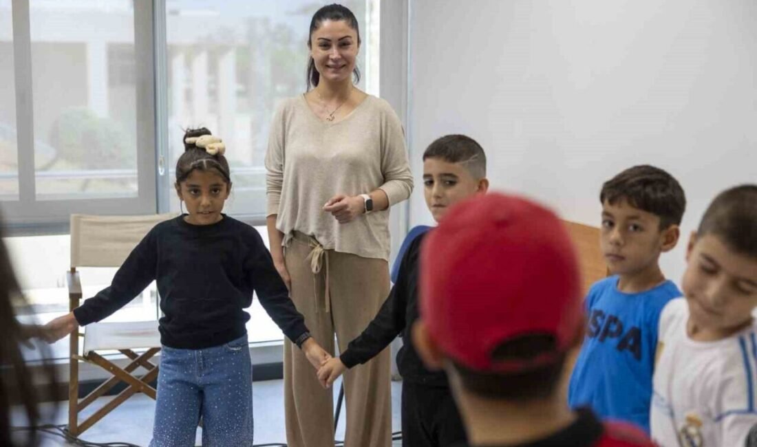 Mersin’de Büyükşehir Belediyesinin ücretsiz tiyatro kursuna bu yıl 7’den 60’a