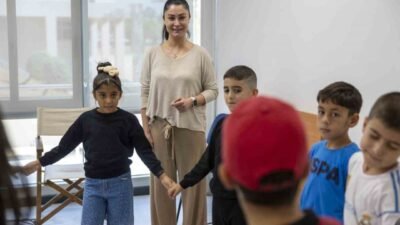 Mersin’de Büyükşehir Belediyesinin ücretsiz tiyatro kursuna bu yıl 7’den 60’a