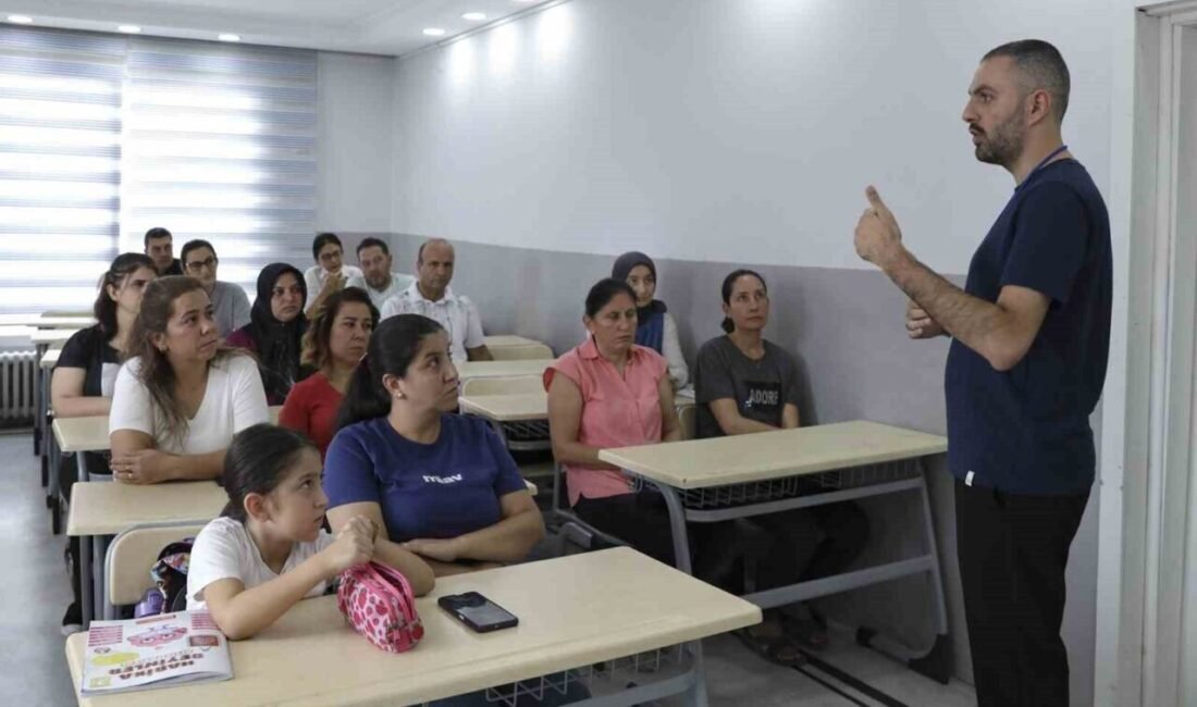 Mersin’de Büyükşehir Belediyesi, kurs merkezlerinde düzenlediği toplantılarla velileri sınav süreci