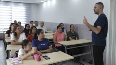 Mersin’de Büyükşehir Belediyesi, kurs merkezlerinde düzenlediği toplantılarla velileri sınav süreci