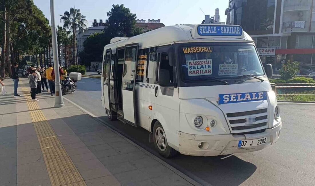 Antalya’nın Manavgat ilçesinde, minibüse çarpmamak için frene basan motosiklet devrildi.